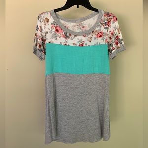 Brenda’s - Floral/grey/aqua colorblock tee with longer hem - size S